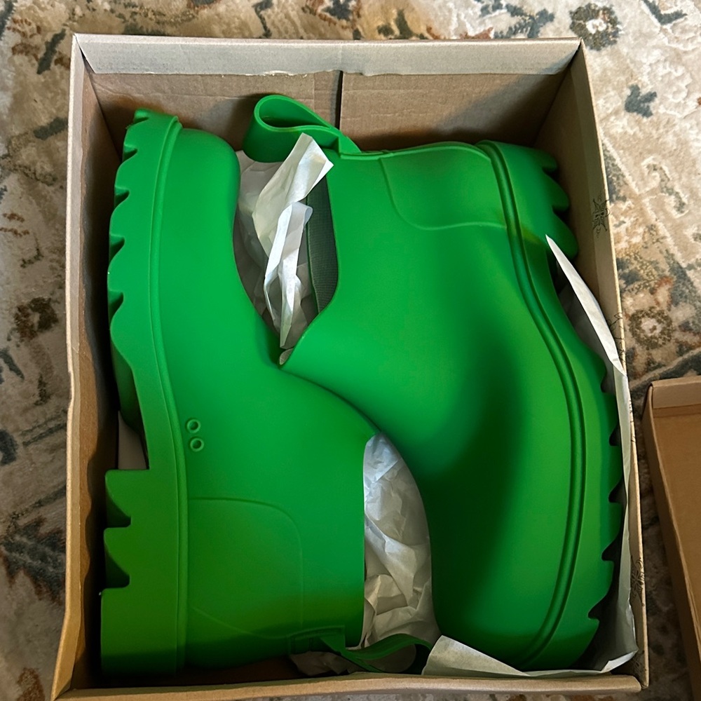 NWT Free people Vibrant Green Ankle Rain Boots size 10. Never worn.